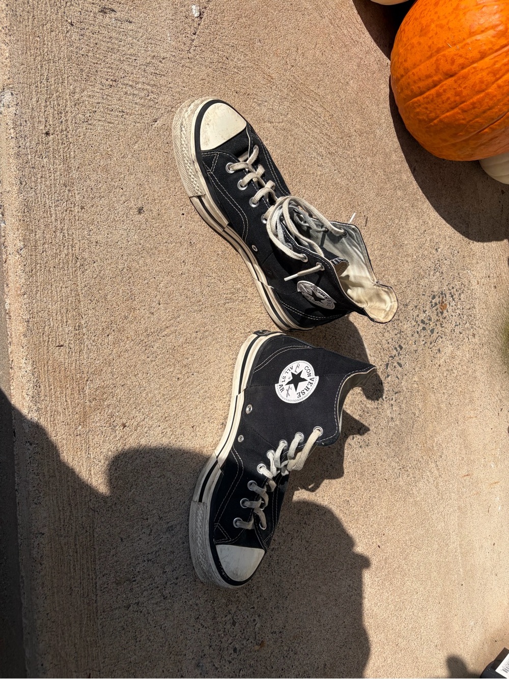 Converse Chuck Taylor’s men’s size 10.5. Great classic sneaker.
